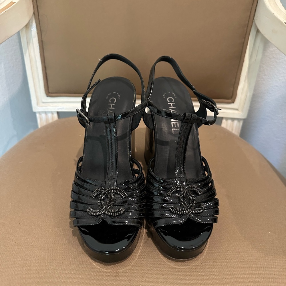 Chanel Vintage Black Patent T-Strap Platform Classic Logo Wedge Heel Sandals 39
